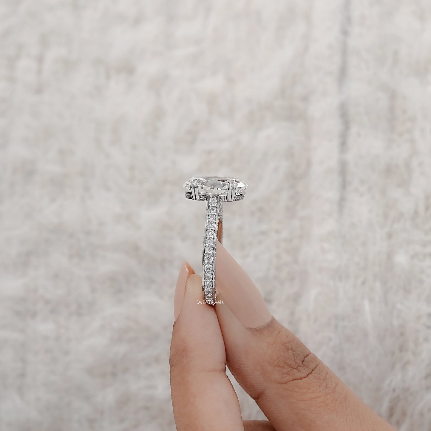 Elegant Oval Halo Diamond Engagement Ring