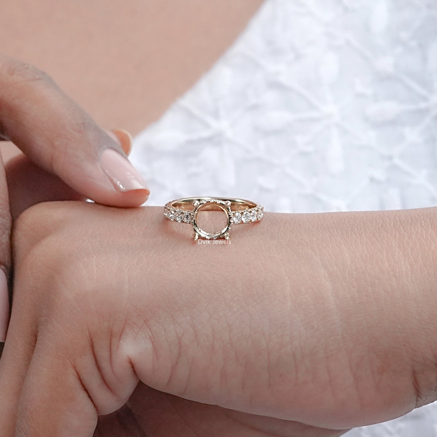 Round Shape Semi Mount With Accent Ring