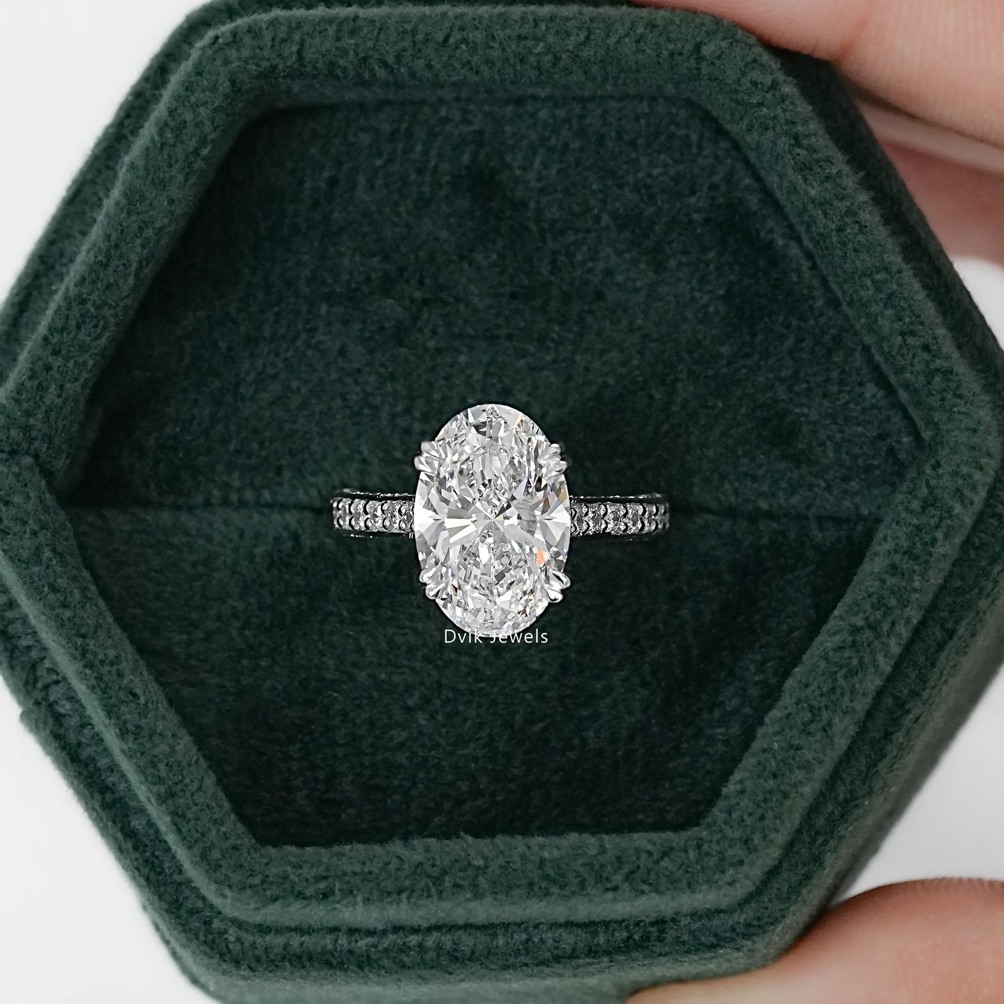 Elegant Oval Halo Diamond Engagement Ring