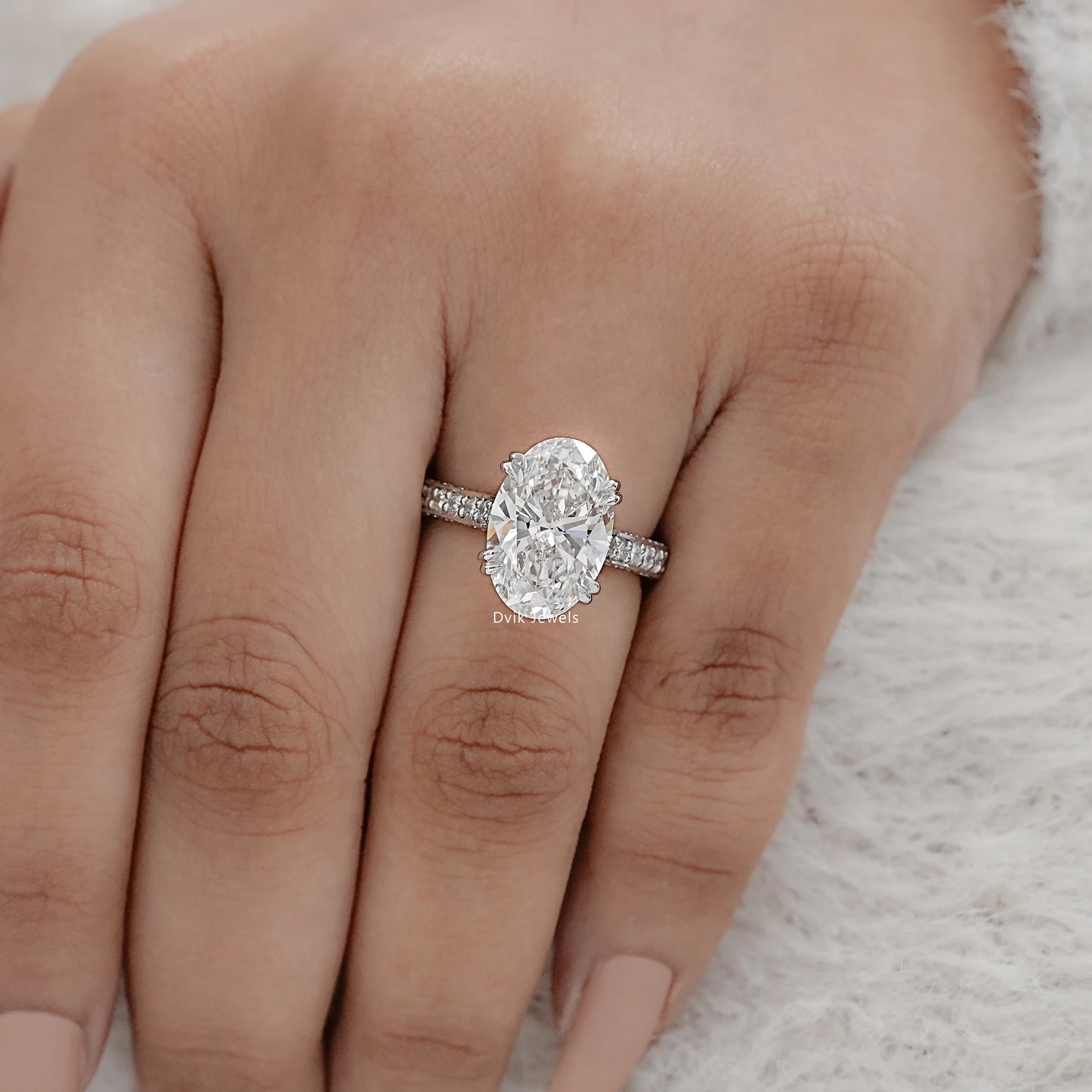 Elegant Oval Halo Diamond Engagement Ring
