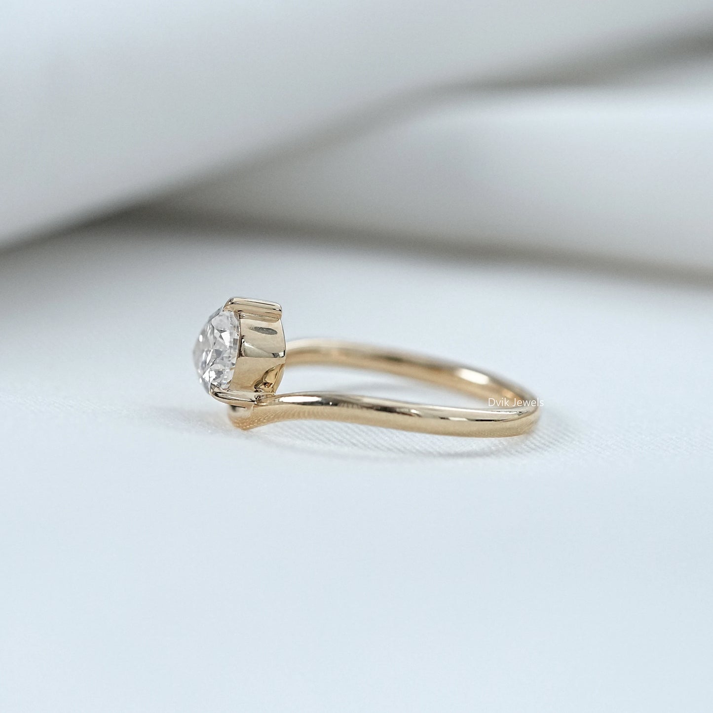 1 Carat Pear Cut Diamond Curved Ring