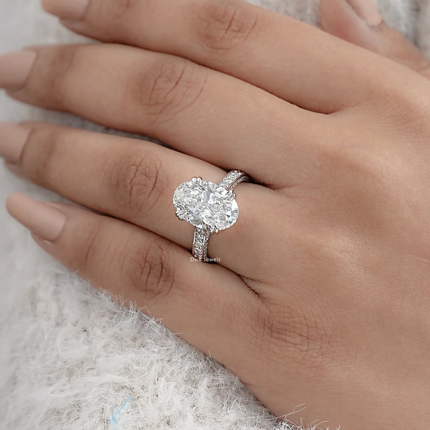 Elegant Oval Halo Diamond Engagement Ring