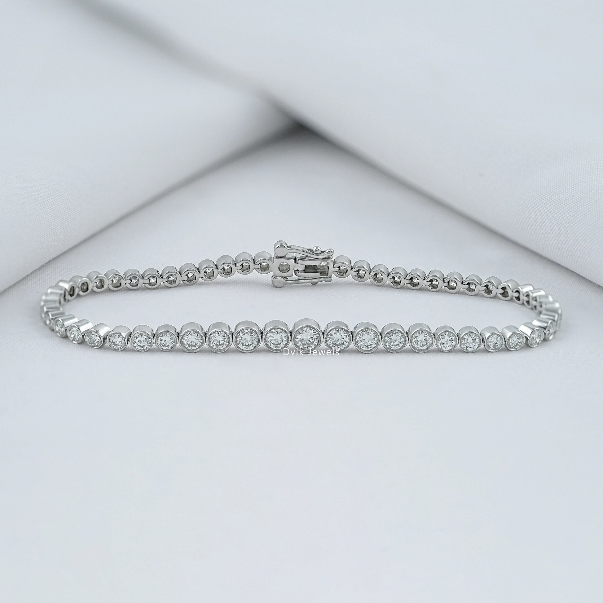 Bezel Set Round Lab Diamond Graduated Tennis Bracelet Bracelet