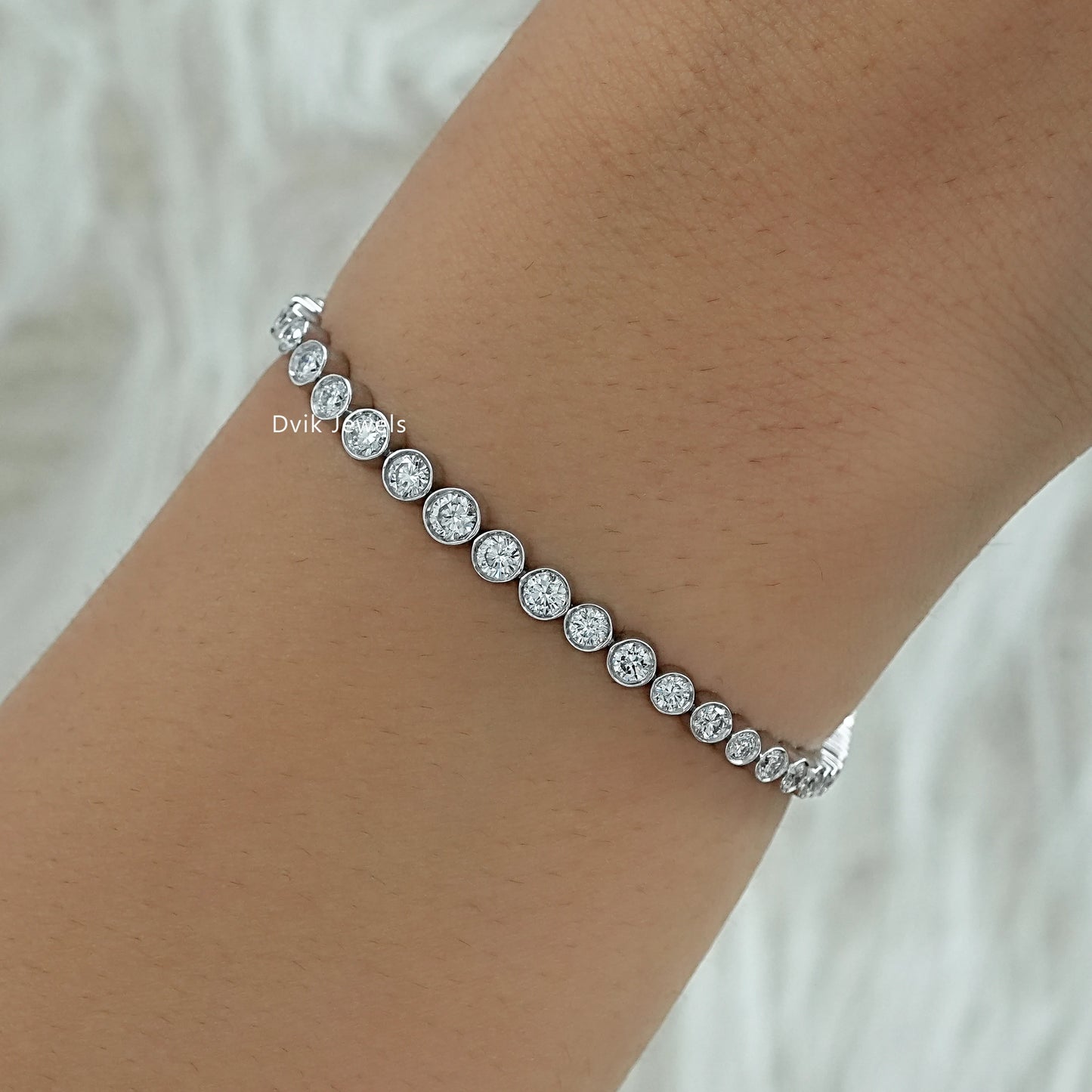 Bezel Set Round Lab Diamond Graduated Tennis Bracelet Bracelet