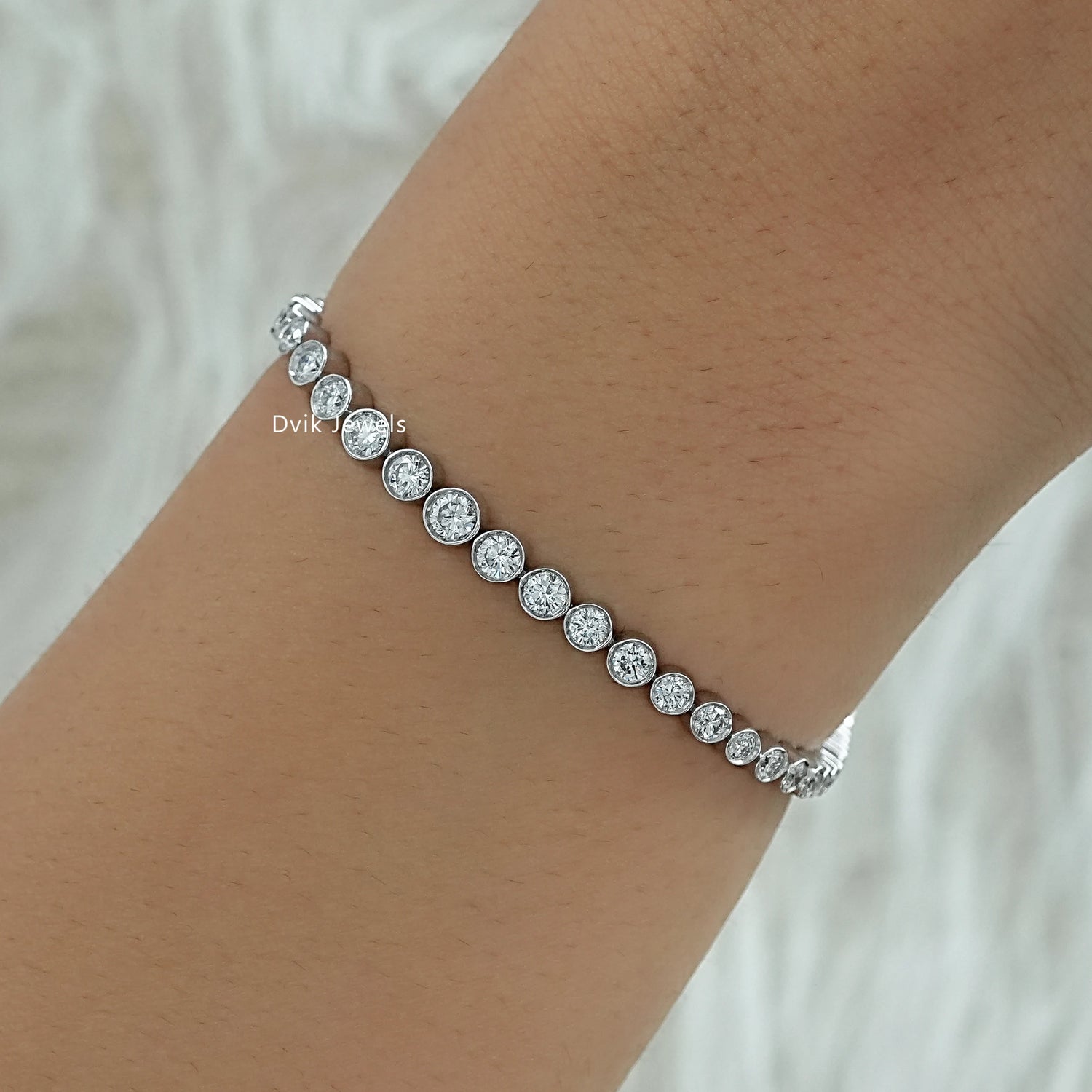 Bezel Set Round Lab Diamond Graduated Tennis Bracelet Bracelet