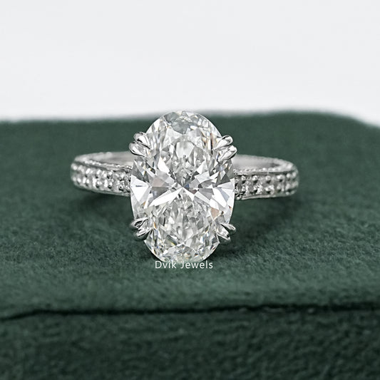 Elegant Oval Halo Diamond Engagement Ring