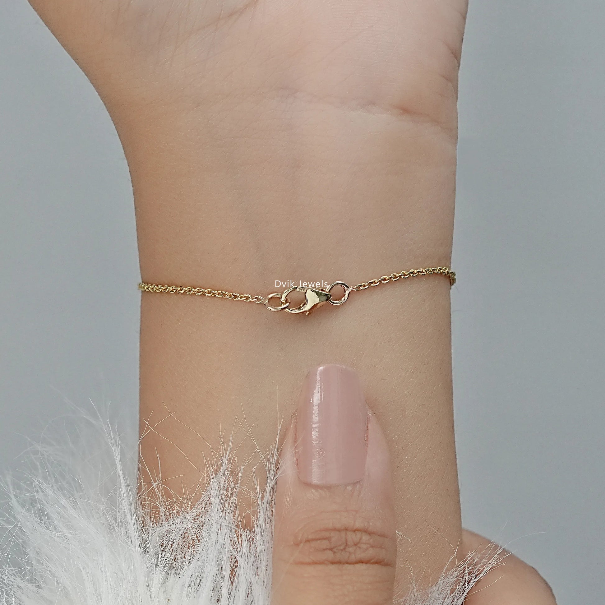 Gold chain bracelet with bezel setting yellow gold clasp detail