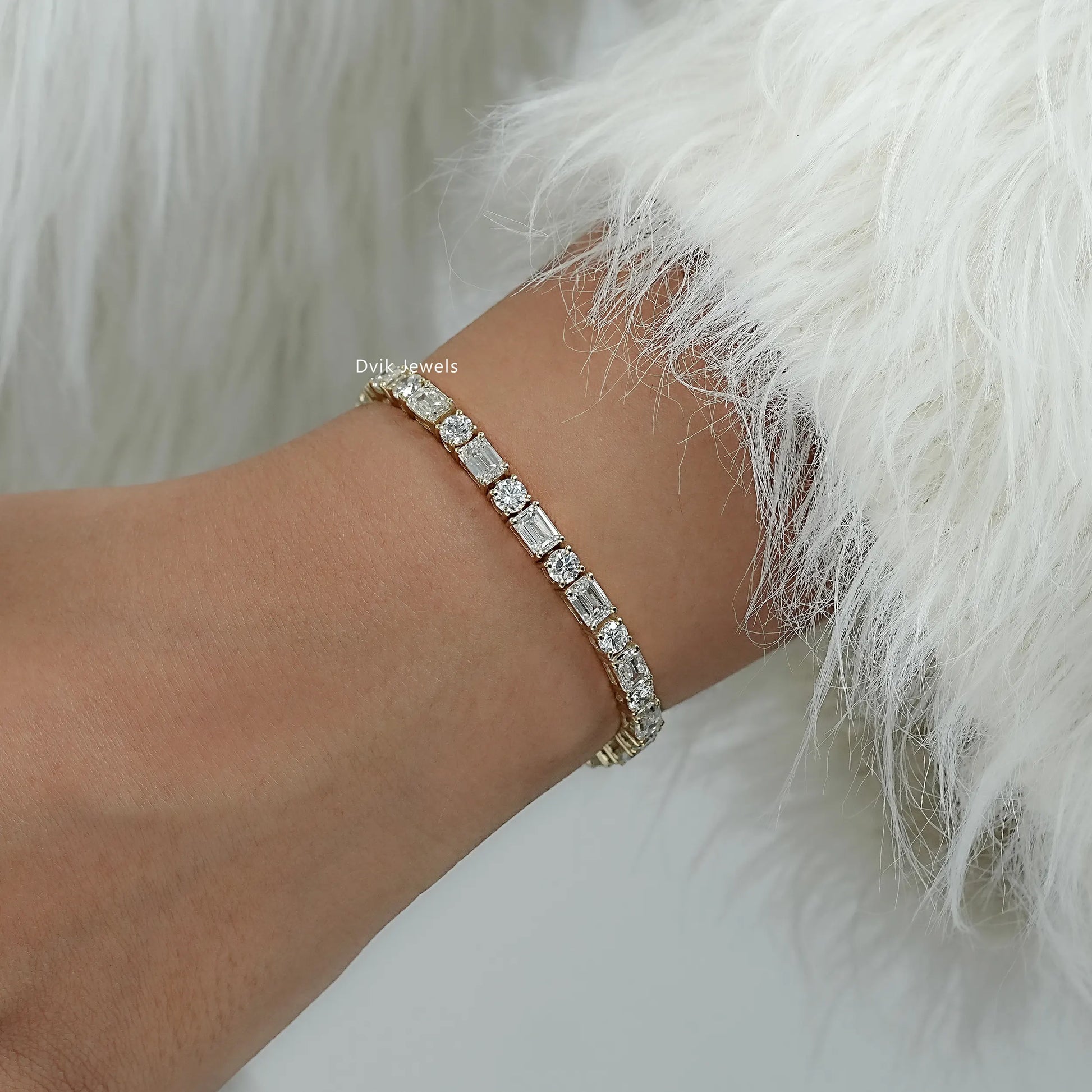 Round and emerald cut tennis bracelet, highlighting facet styles and diamond clarity