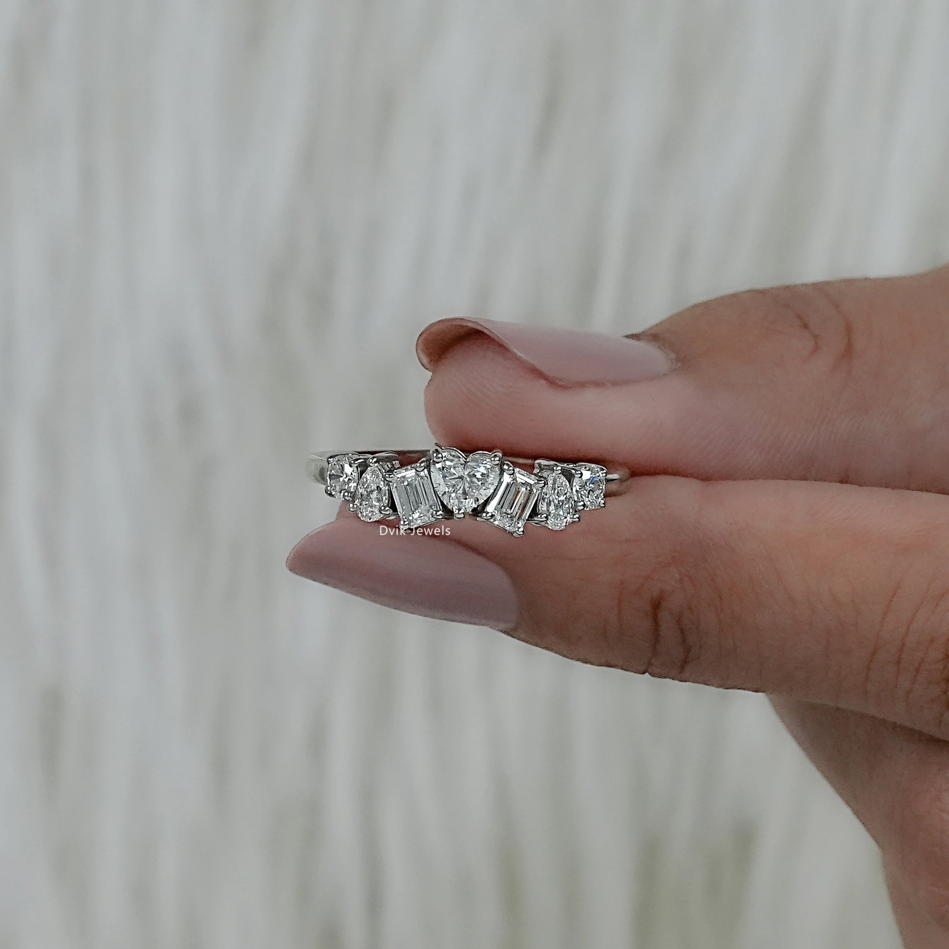 Vertical side profile of a mixed shape diamond band highlighting the polished gold shank.