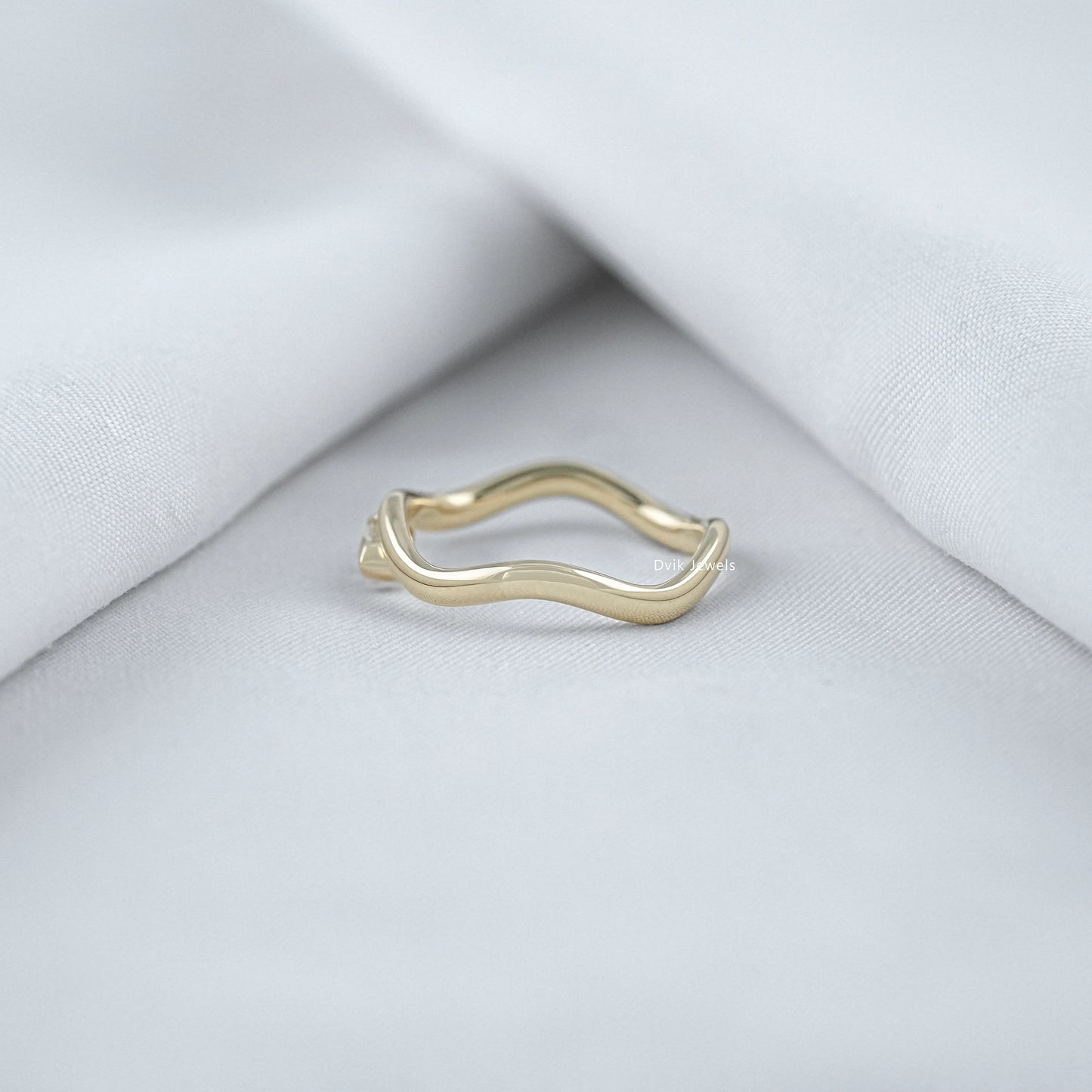 Lab diamond pear cut curved engagement ring with side view detail