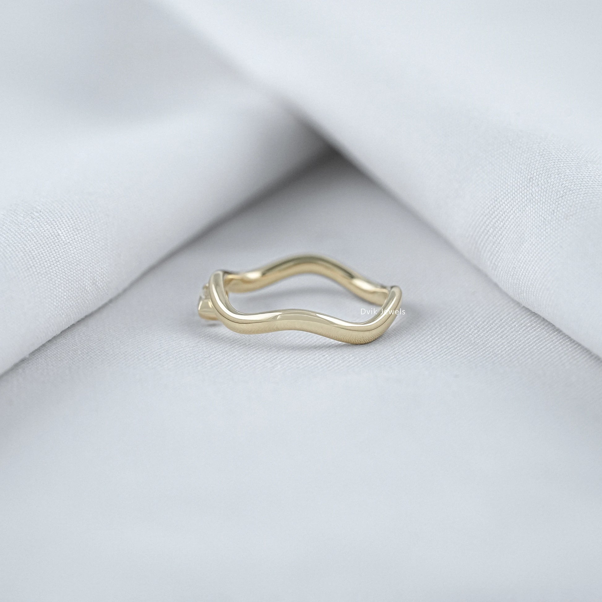 Lab diamond pear cut curved engagement ring with side view detail