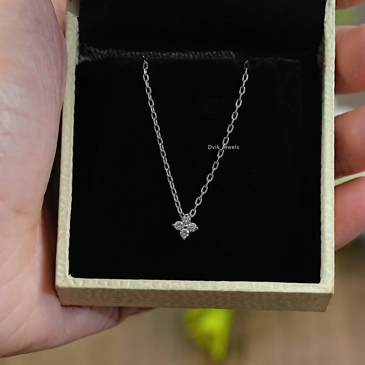 Round Diamond Floral Style Minimalist Pendant Pendant
