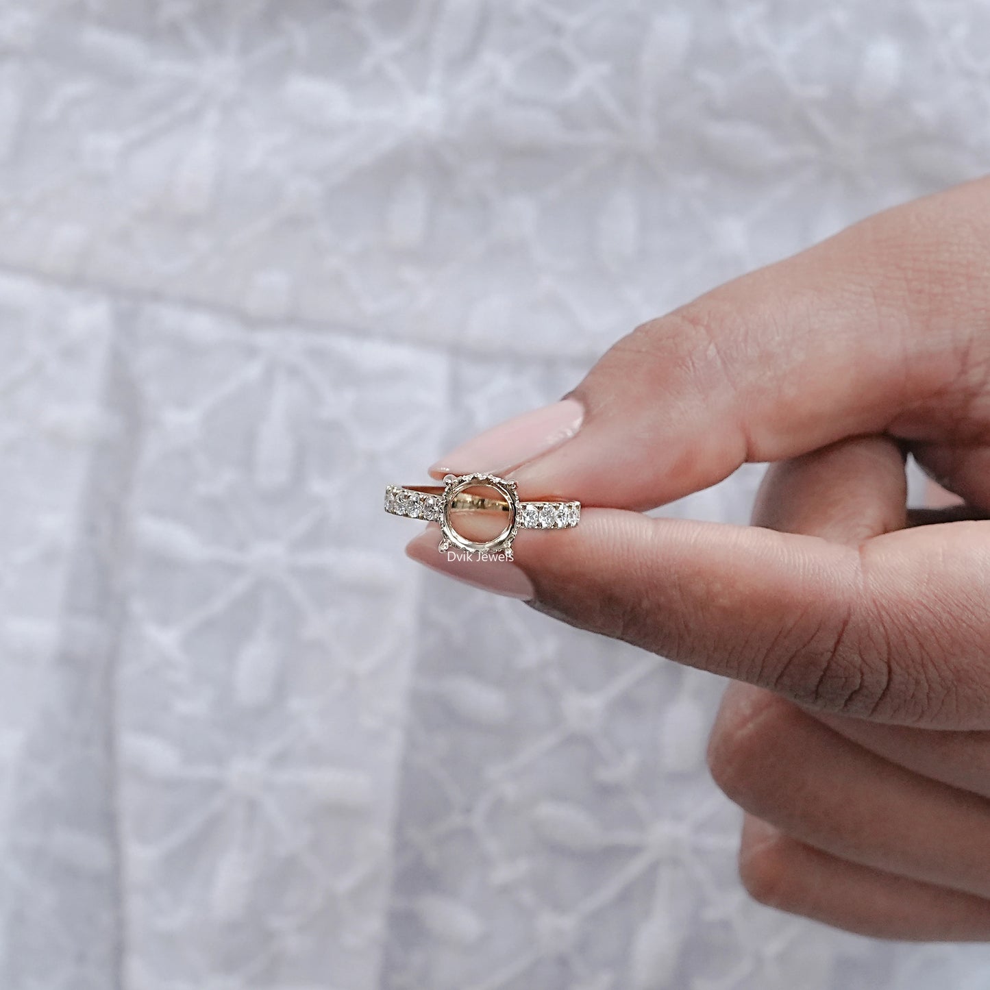 Round Shape Semi Mount With Accent Ring