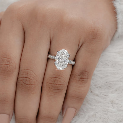 Elegant Oval Halo Diamond Engagement Ring