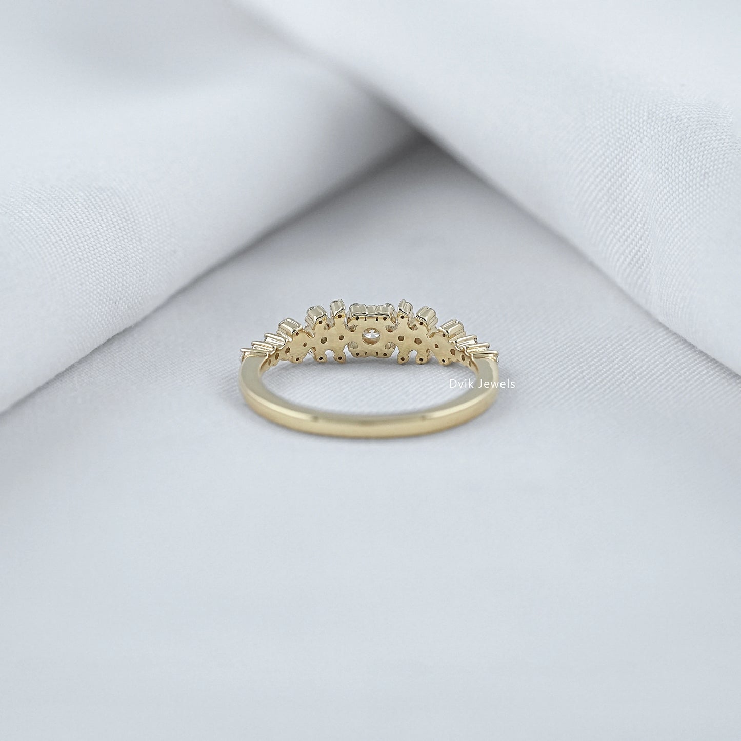 Back view of round cut accent ring with lab grown diamond