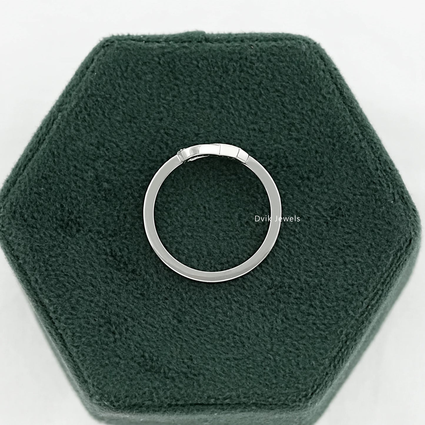 Lab Grown Round Diamond Ribbon Ring