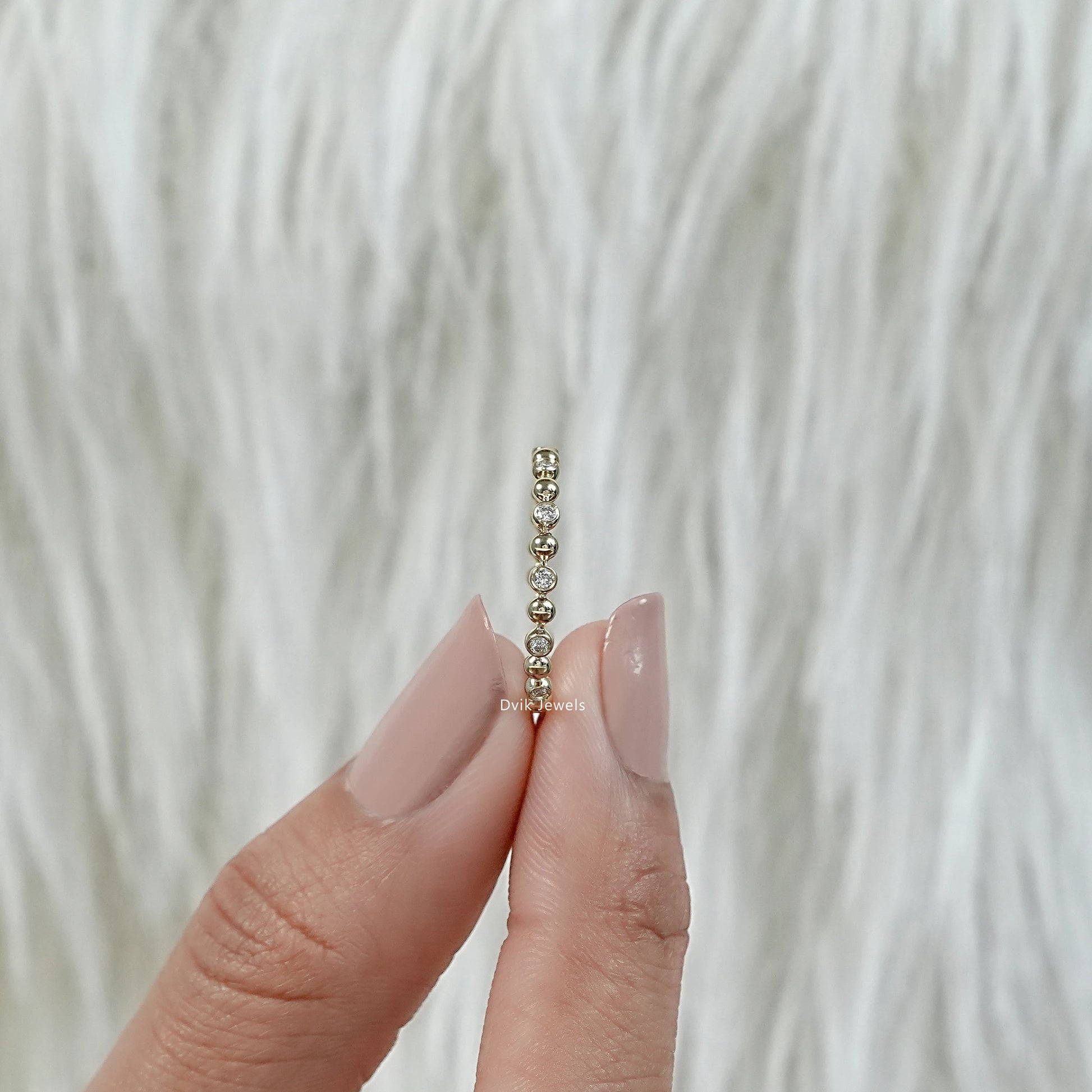 Bubble wedding band yellow gold lab grown round diamond profile