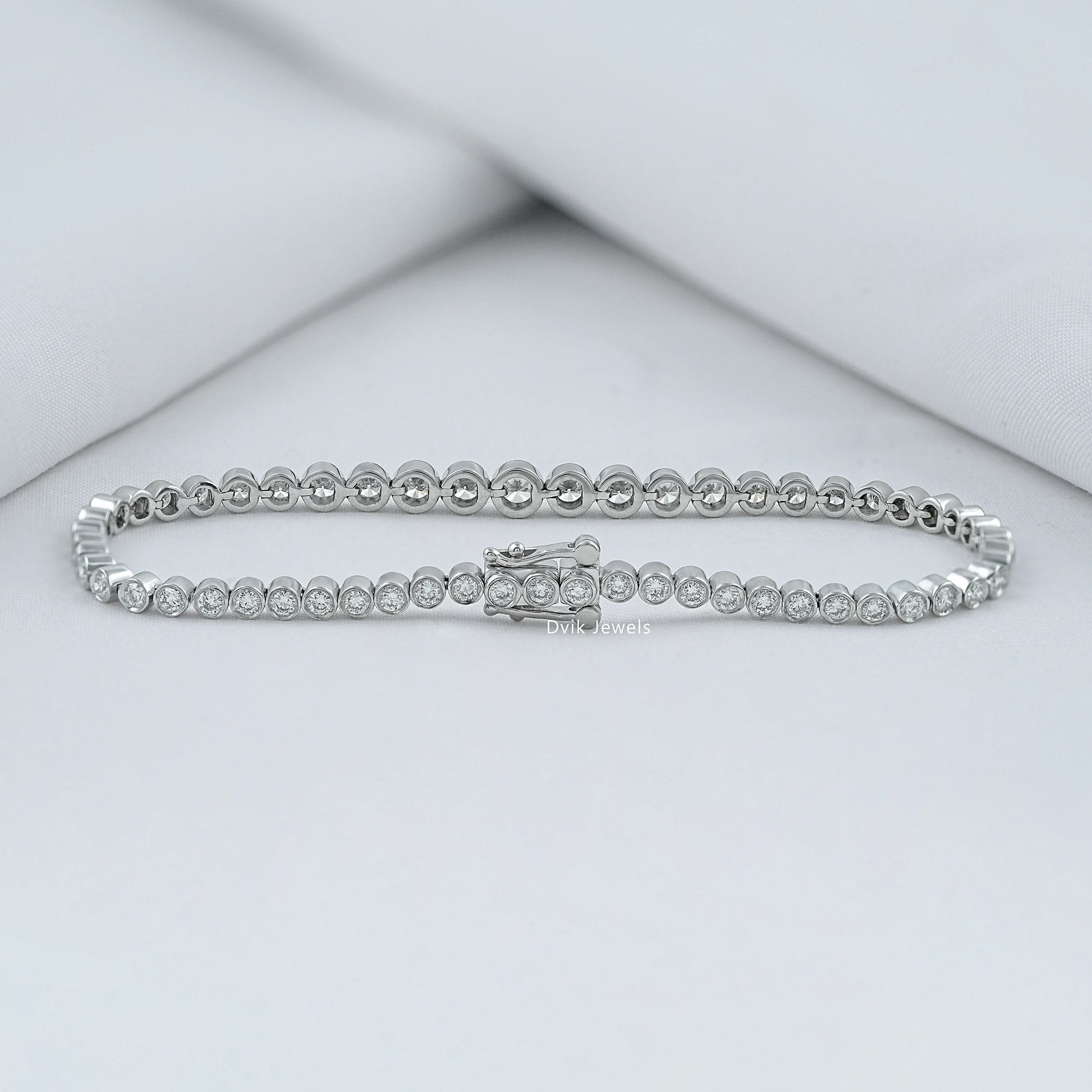 Bezel Set Round Lab Diamond Graduated Tennis Bracelet Bracelet