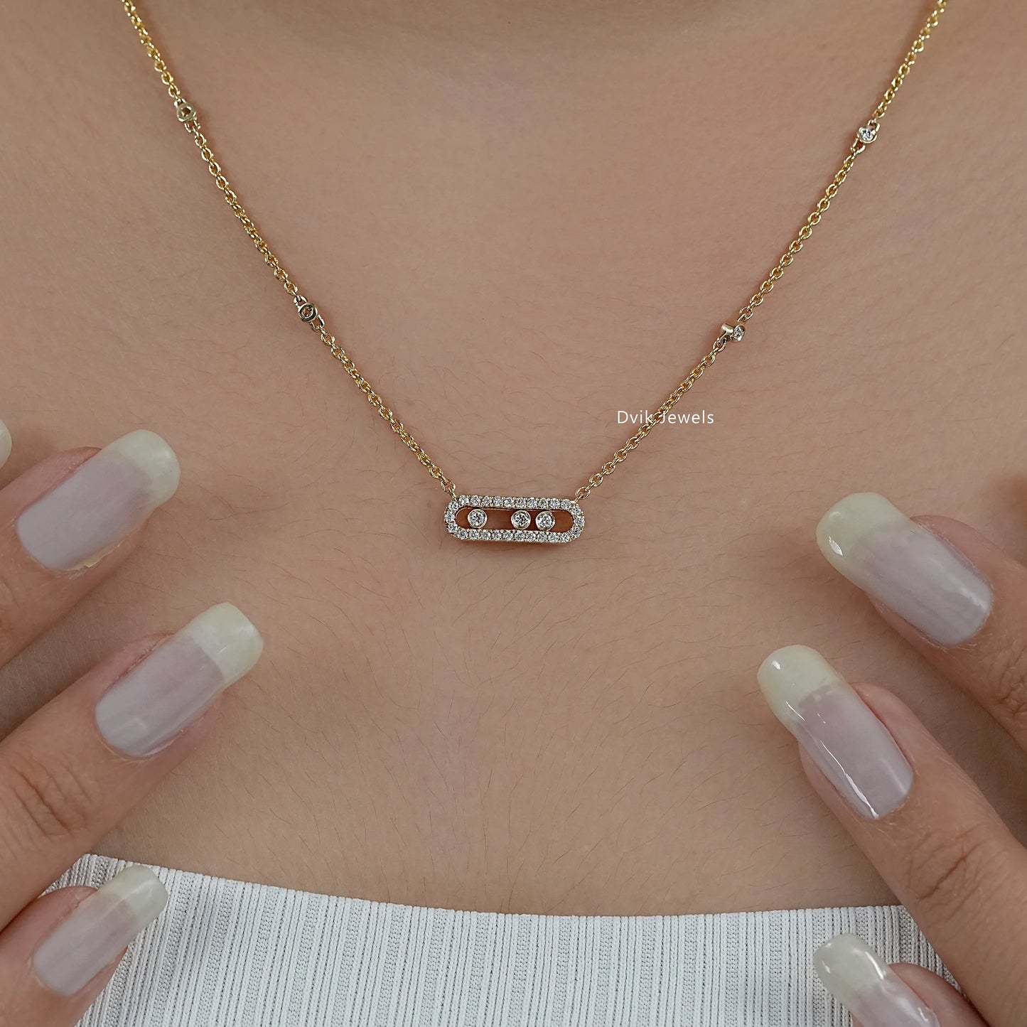 Sliding Lab Diamond Paperclip Pendant