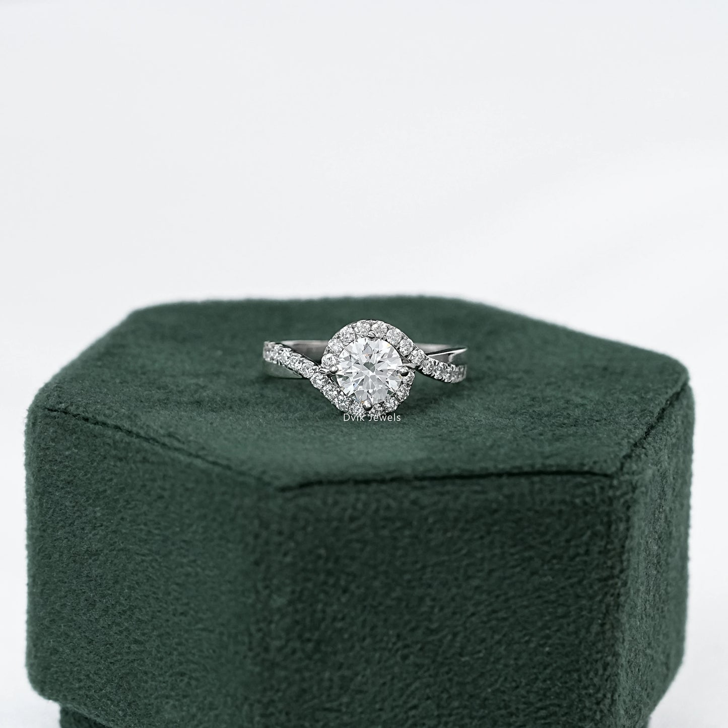 Round Cut Halo Diamond Engagement Ring