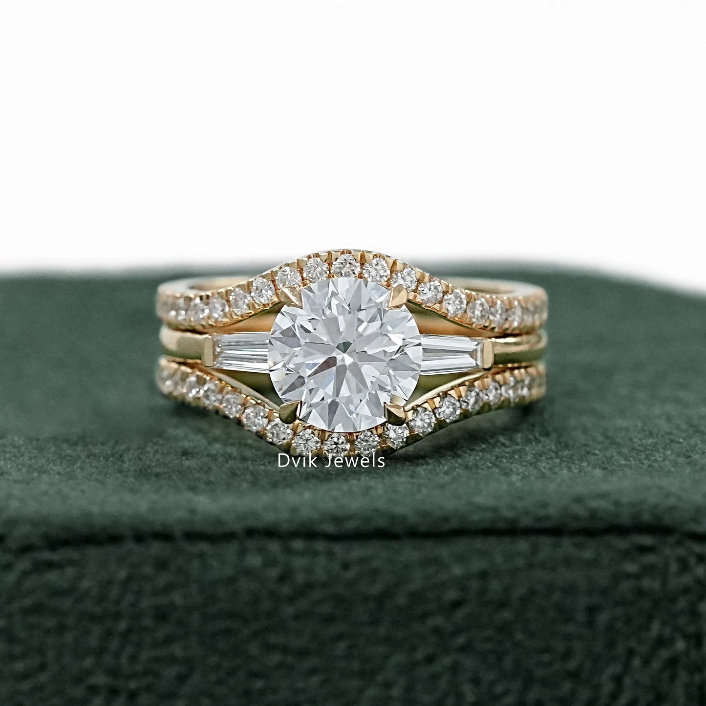 Round Diamond Bridal Ring Set with Baguette Accent