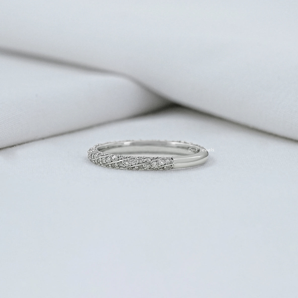 Twist Round Cut Pave Diamond Band