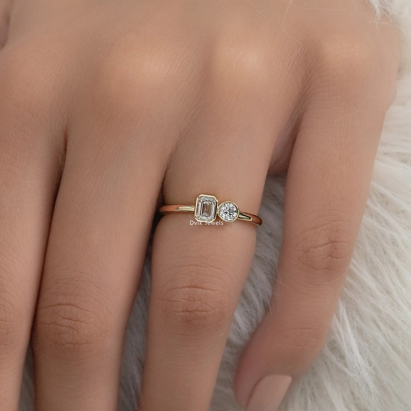 Emerald & Round Cut Lab Diamond Toi et Moi Ring Ring