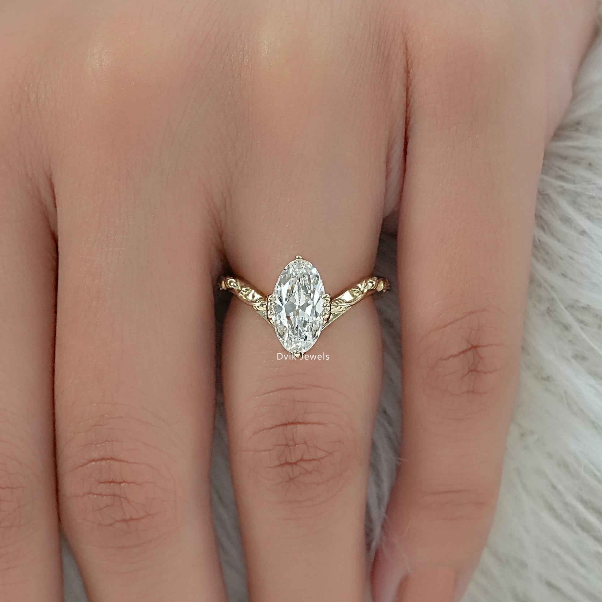Old Mine Moval Lab Diamond Engraved Curve Solitaire Ring Ring