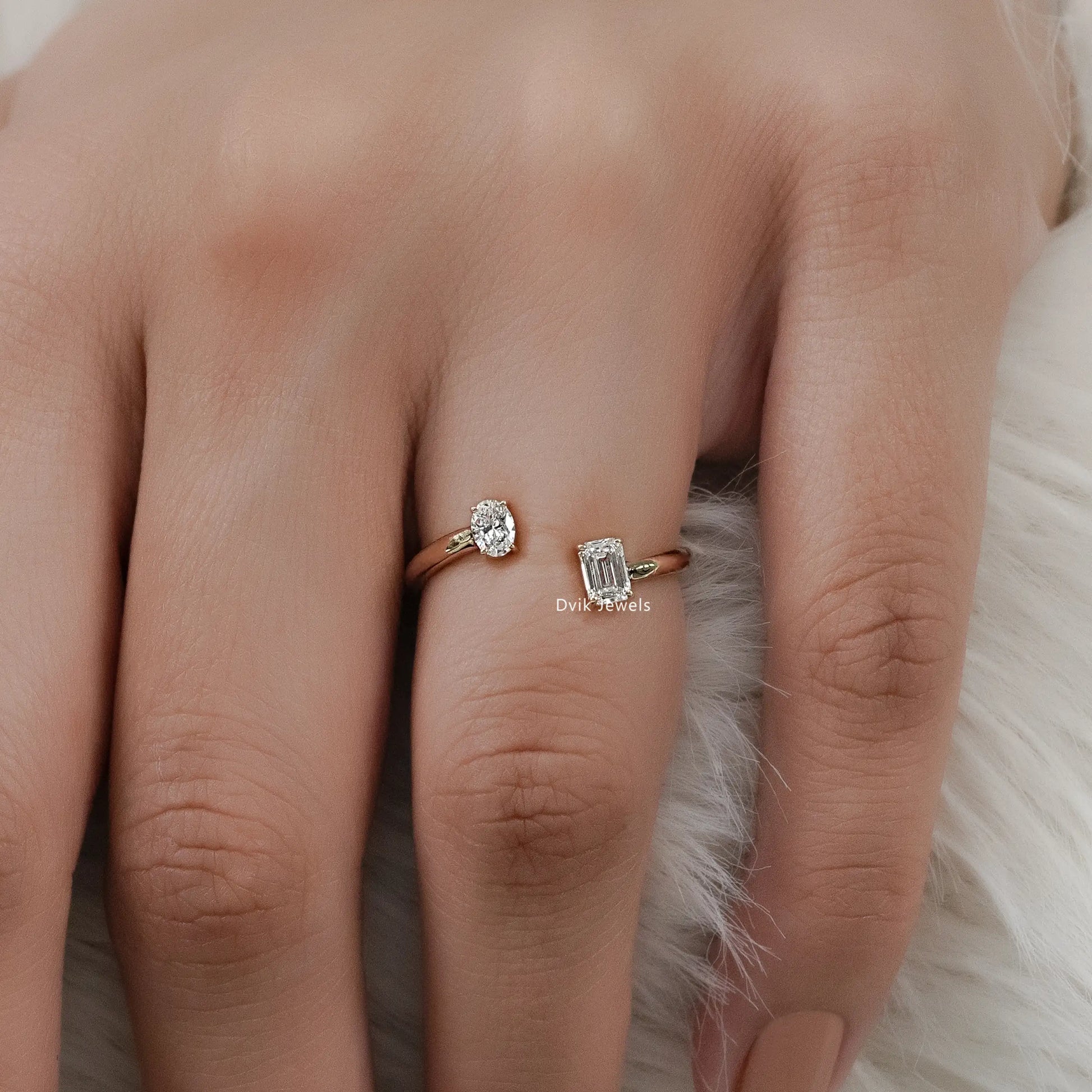 Oval & Emerald Cut Lab Diamond Open Toi et Moi Ring Ring
