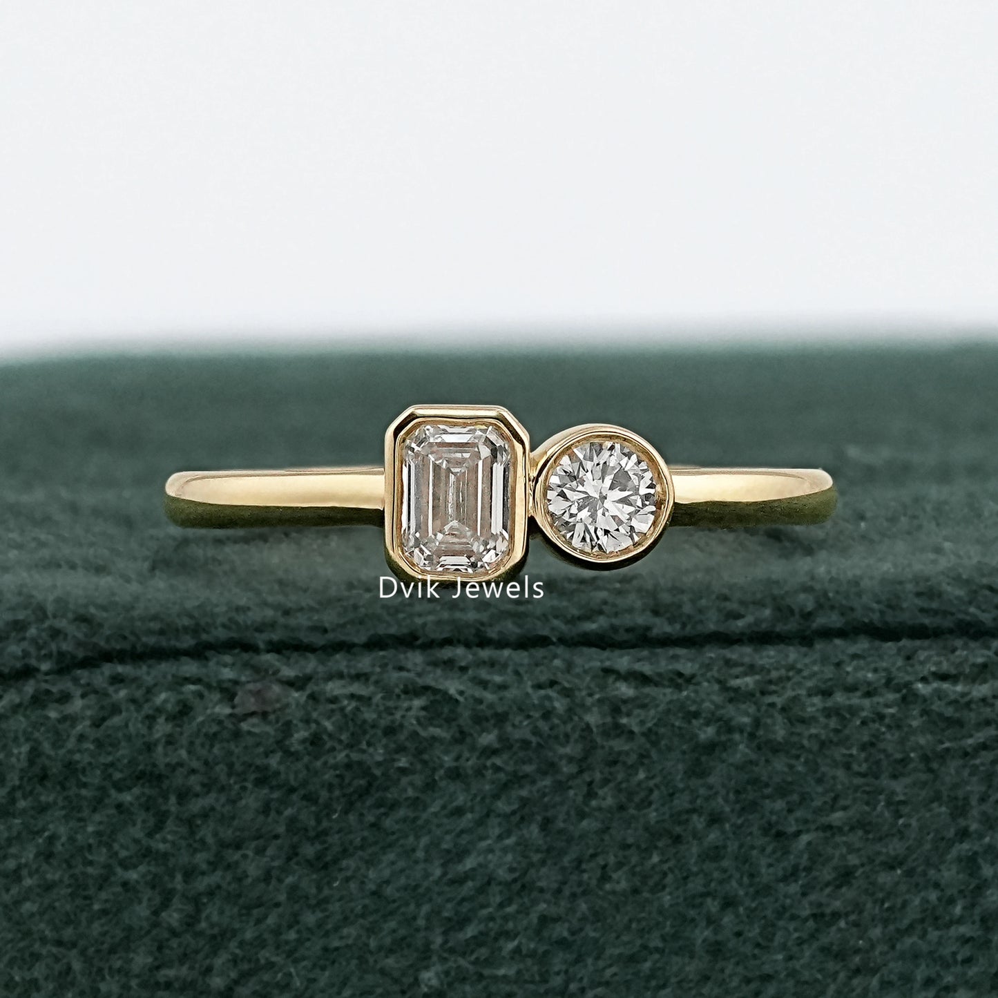 Emerald & Round Cut Lab Diamond Toi et Moi Ring Ring