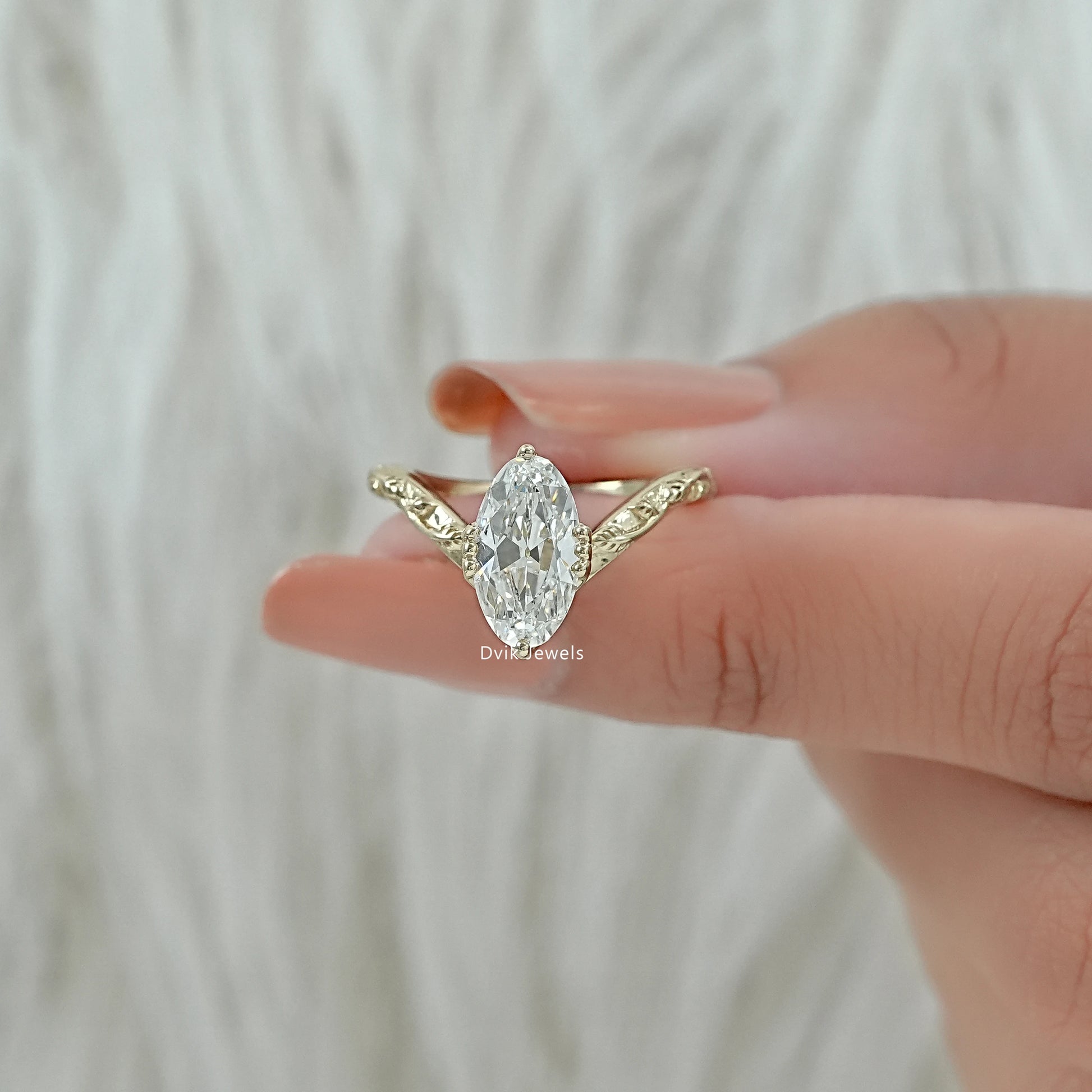 Old Mine Moval Lab Diamond Engraved Curve Solitaire Ring Ring