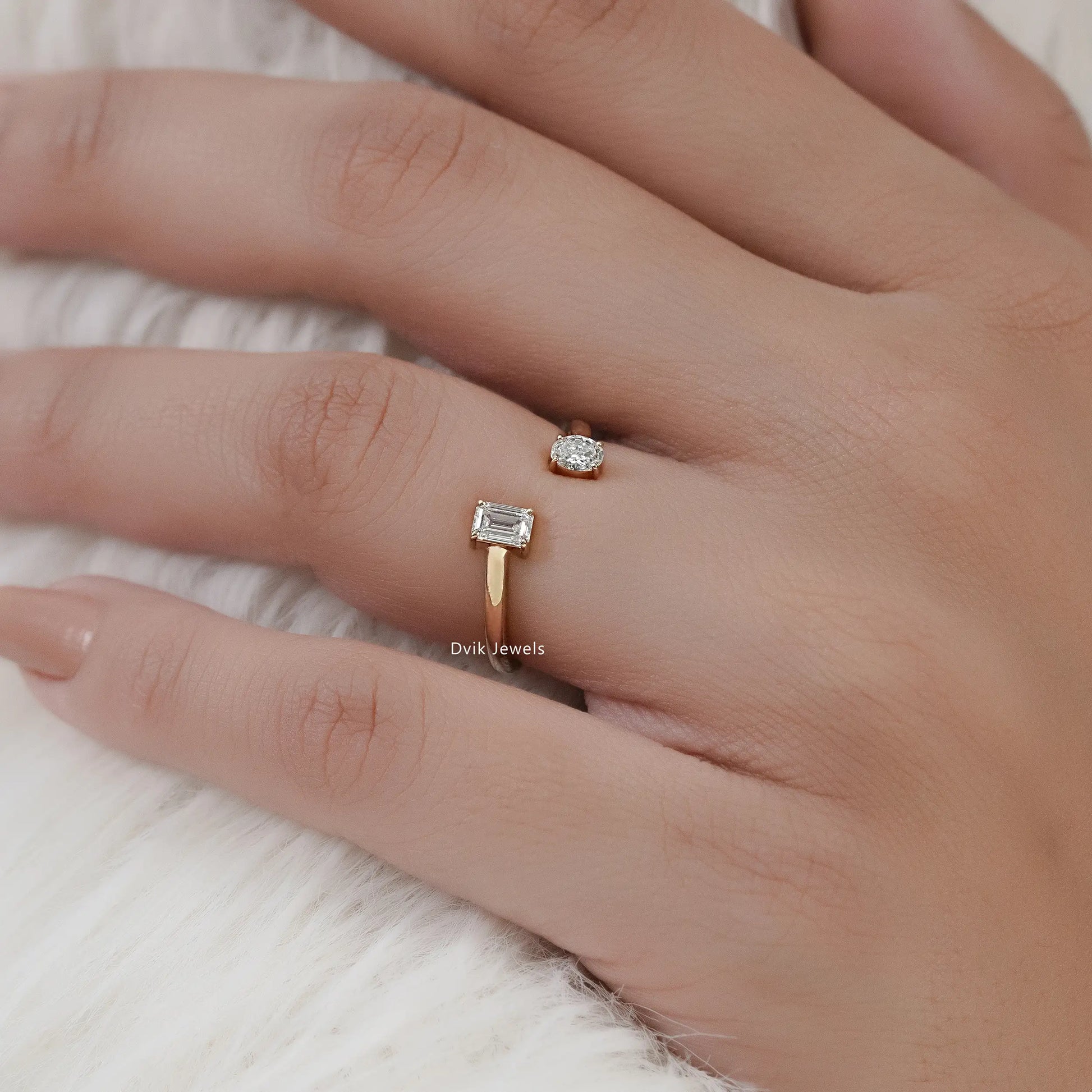 Oval & Emerald Cut Lab Diamond Open Toi et Moi Ring Ring