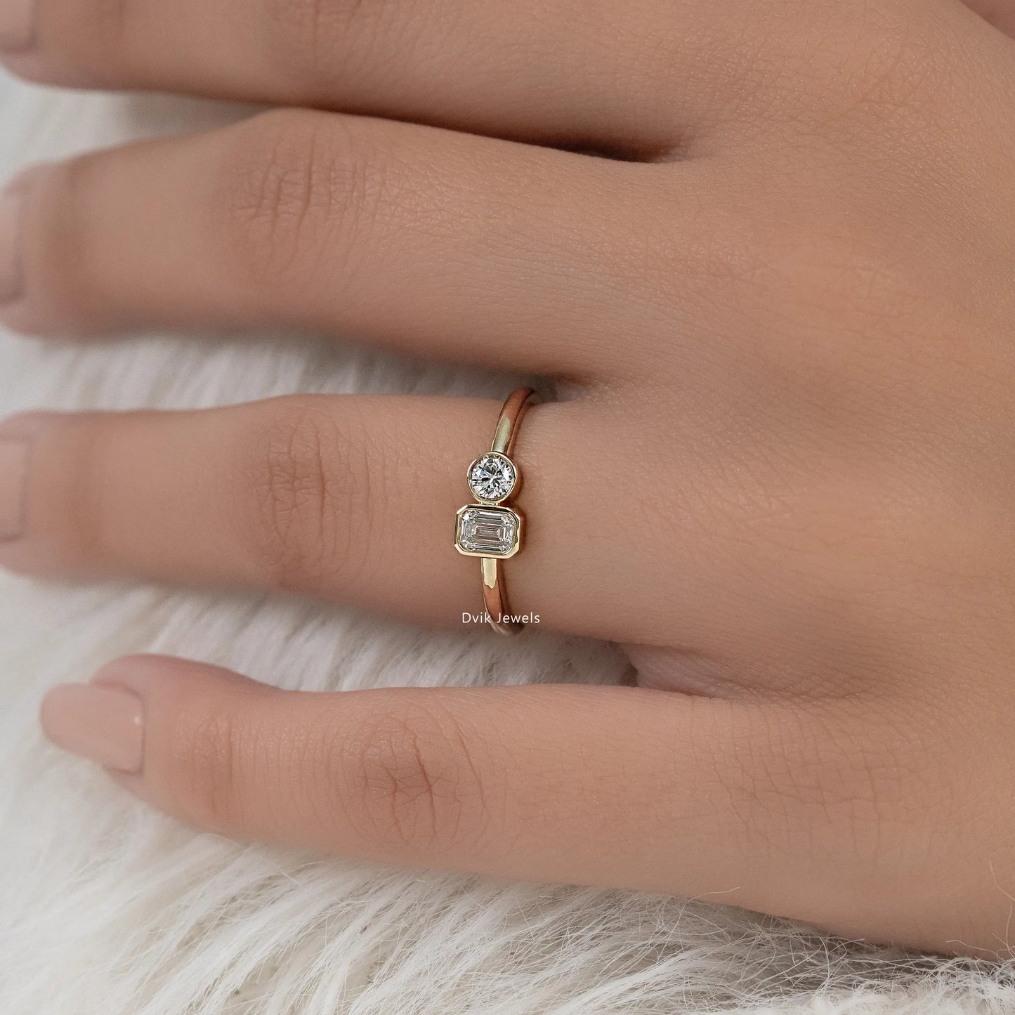 Emerald & Round Cut Lab Diamond Toi et Moi Ring Ring