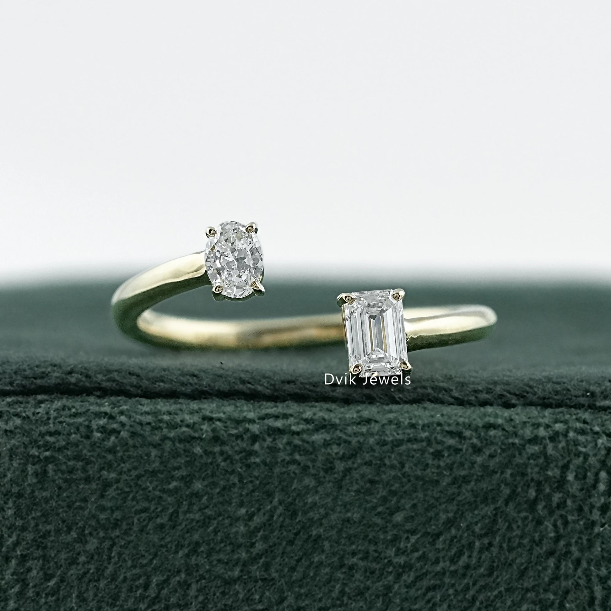 Oval & Emerald Cut Lab Diamond Open Toi et Moi Ring Ring